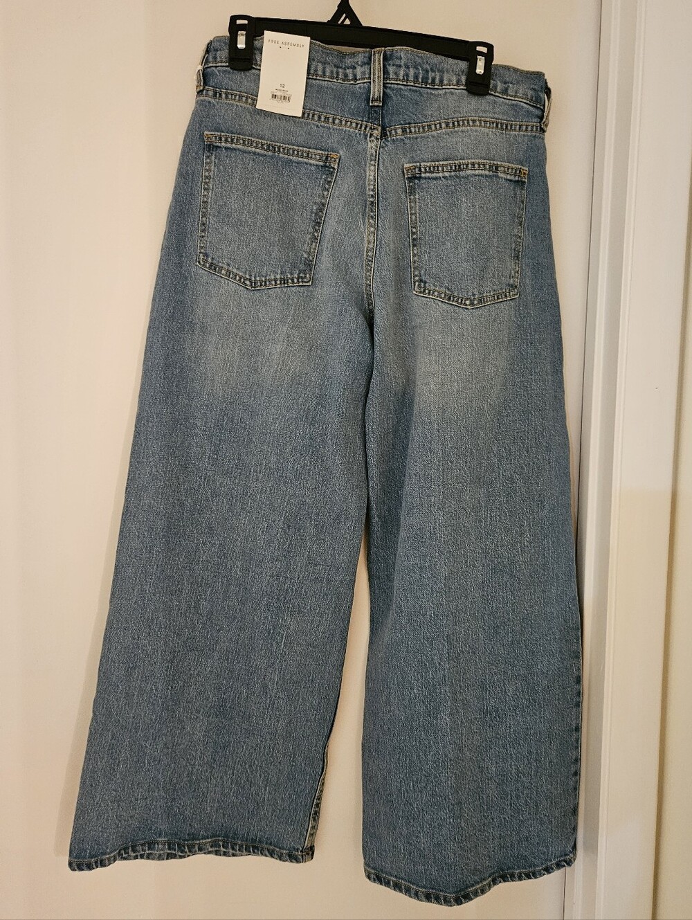 NWT Free Assembly Women's High Rise Cropped Wide Leg Jeans, Size 12 Light Wash - Picture 2 of 5